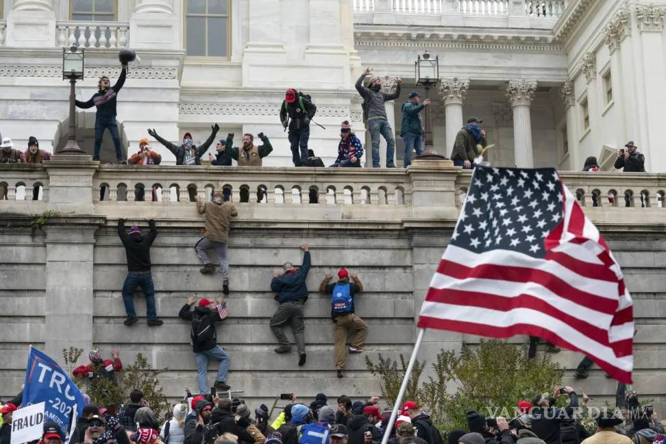 $!El 6 de enero de 2021 resultaron heridos unos 140 agentes cuando unas 10,000 personas, la mayoría seguidores de Trump tras el asalto al Capitolio.