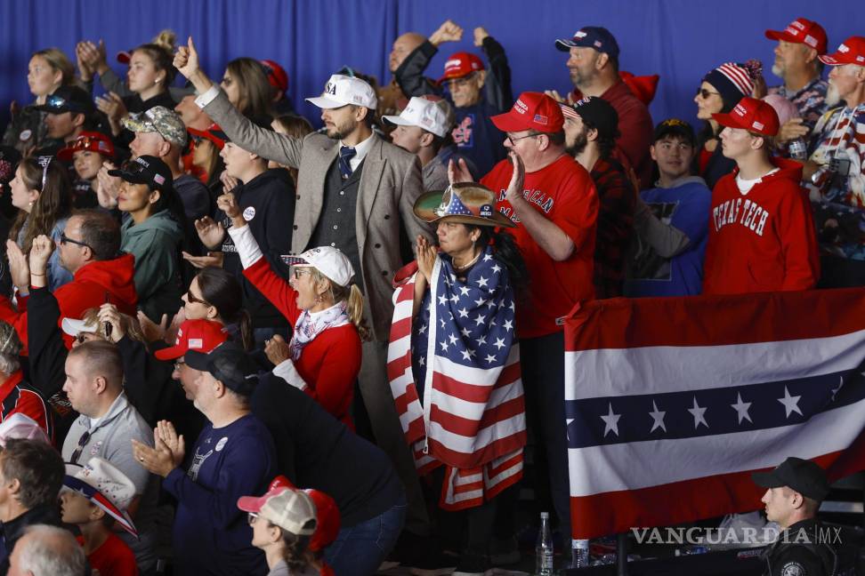 $!Partidarios aplauden mientras Donald Trump habla en un mitin de campaña en el aeropuerto del condado de Dodge en Juneau, Wisconsin.