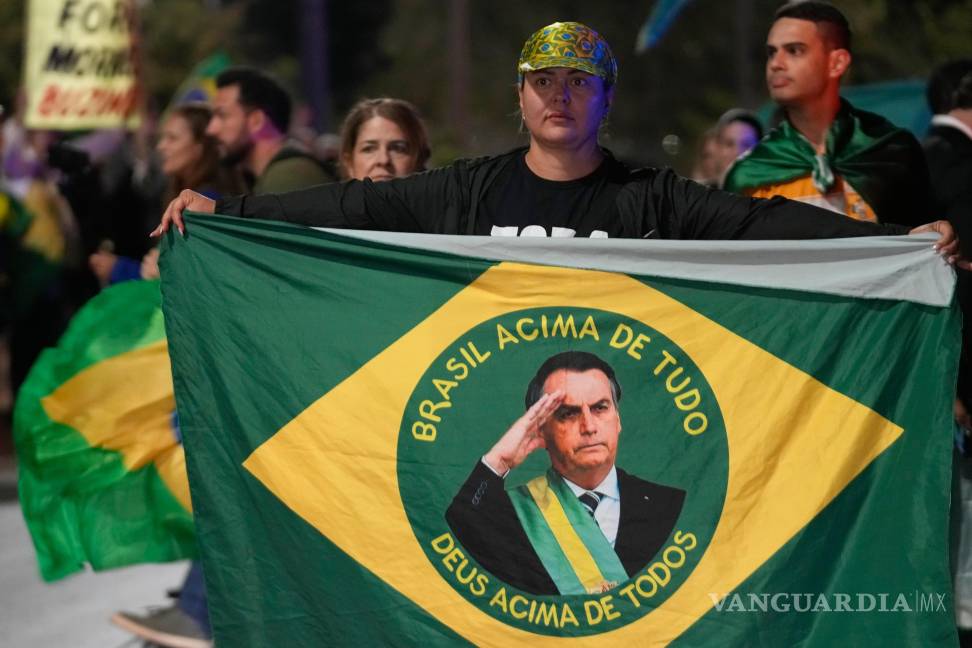 $!Manifestantes se congregan en apoyo al expresidente Jair Bolsonaro a la entrada de su complejo residencial, para denunciar su orden de arresto domiciliario.