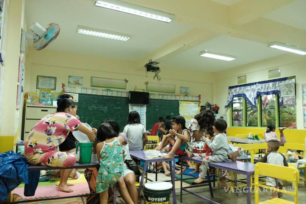 $!Unos niños y familias mientras se refugian del supertifón Noru en la escuela primaria Talao-Talao en Lucena, Filipinas.