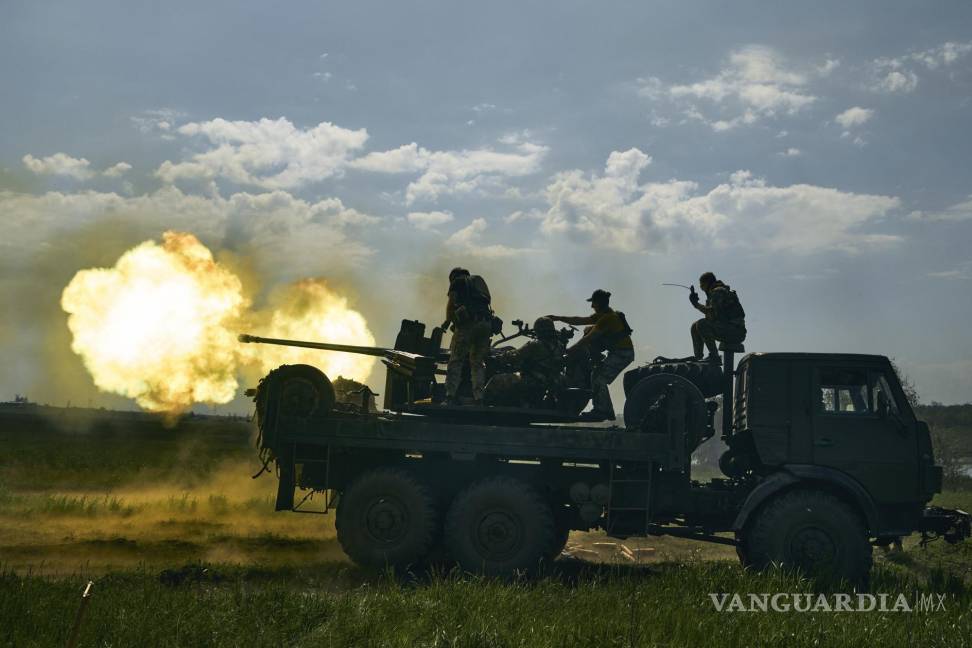 $!Soldados ucranianos disparan un cañón cerca de Bájmut contra las fuerzas rusas, en la región de Donetsk, Ucrania.