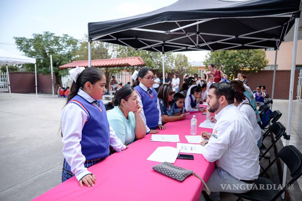 $!Funcionarios municipales y estatales acompañan al alcalde durante la entrega de beneficios a la comunidad escolar del fraccionamiento Europa.