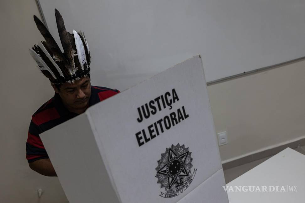 $!El líder indígena Israel, el pueblo Mundurukú, vota en puesto electoral para la segunda vuelta de las elecciones brasileñas, en Manaos, Amazonas.