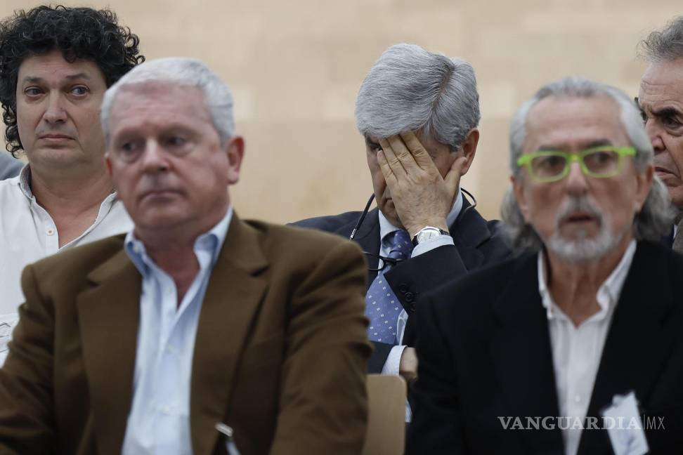 $!(MADRID), 03/03/2025- El expresidente de Martinsa Fernando Martín (C) sentado junto al resto de los acusados durante la primera sesión del juicio en la Audiencia Nacional, en Fernando de Henares, este lunes. El penúltimo juicio del caso Gürtel arranca este lunes en la Audiencia Nacional, donde están acusadas en torno a una veintena de personas por presuntas adjudicaciones irregulares del Ayuntamiento de Arganda del Rey (Madrid) a cambio de comisiones de hace ya más de dos décadas