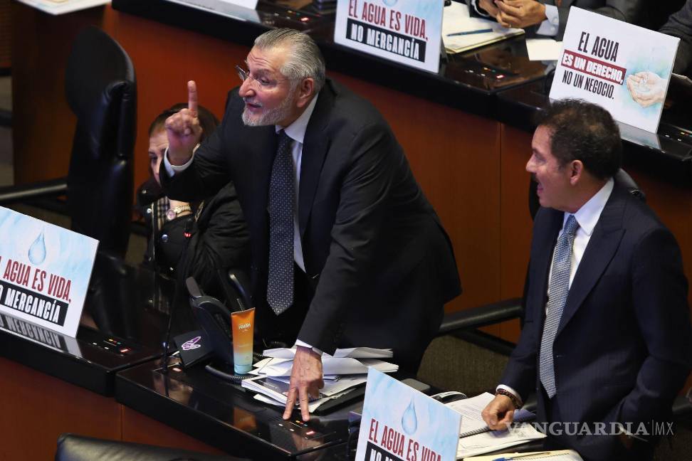 $!Adán Augusto López, coordinador de los senadores de Morena, responde a la participación del senador del PAN, Ricardo Anaya, durante la discusión de la Ley General de Aguas en el Senado de la República.