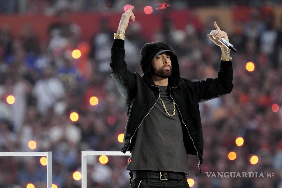 $!Eminem enloqueció a los más de 70 mil asistentes del Estadio SoFi, incluso aprovechó el escenario para mandar un mensaje antiracismo.