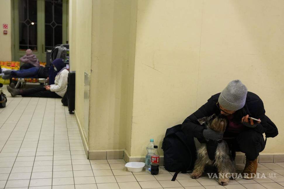 $!Una mujer ucraniana acaricia a su perro en la estación del metro habilitada como refugio.