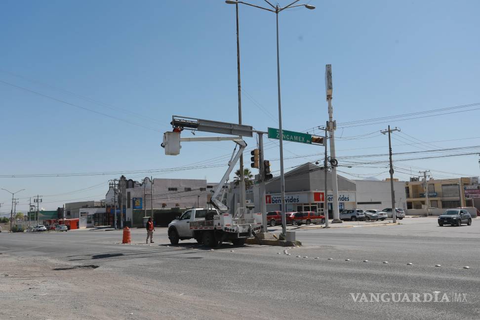 $!Brigadas municipales rehabilitaron el sistema de semáforos en el cruce del bulevar Isidro López Zertuche y carretera a Zincamex, una zona clave para la movilidad urbana.
