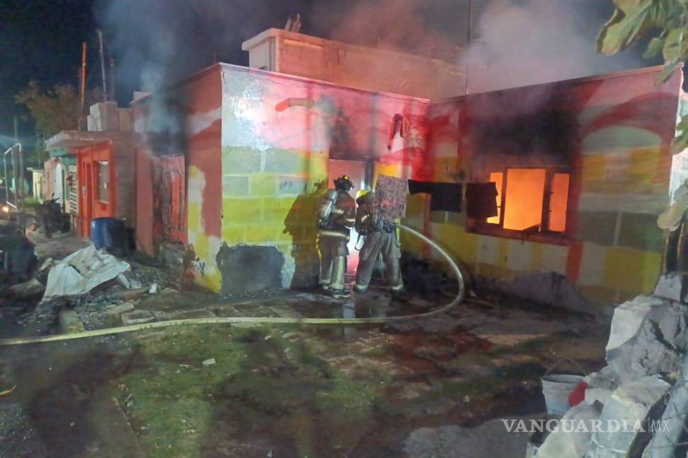 $!Bomberos trabajaron varios minutos para controlar el incendio generado en la vivienda de la colonia Saltillo 400.