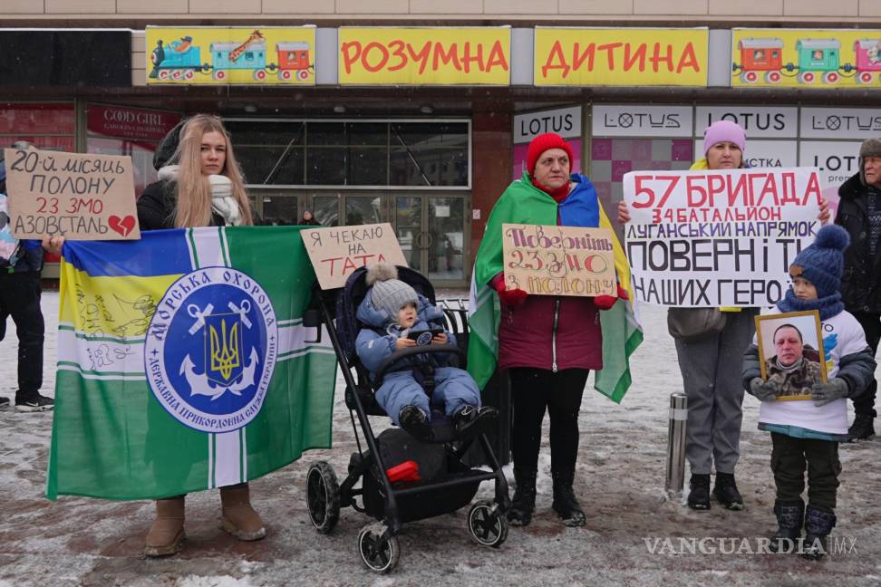 $!Kateryna Dmytryk (i) participa en una protesta de familiares de prisioneros de guerra con su hijo Timur, de dos años, en Kiev, Ucrania.