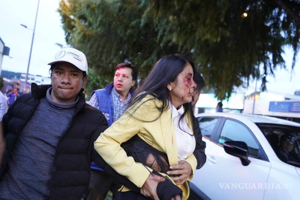 $!Una mujer herida durante el tiroteo en el cual fue asesinado el candidato presidencial Fernando Villavicencio en Quito, Ecuador.