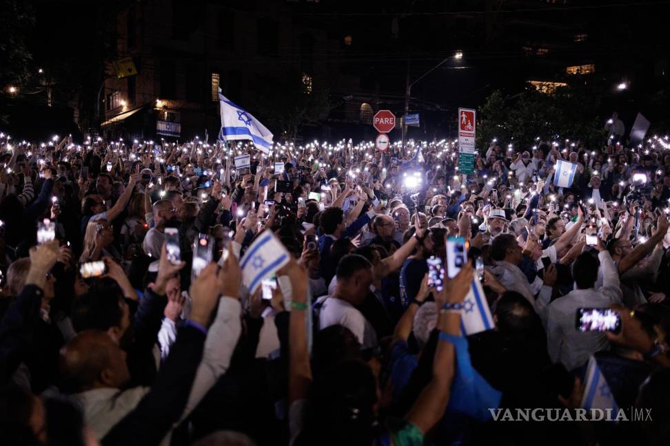 $!Decenas de personas participan de una manifestación en la plaza del Cincuentenario de Israel, en Sao Paulo, Brasil.