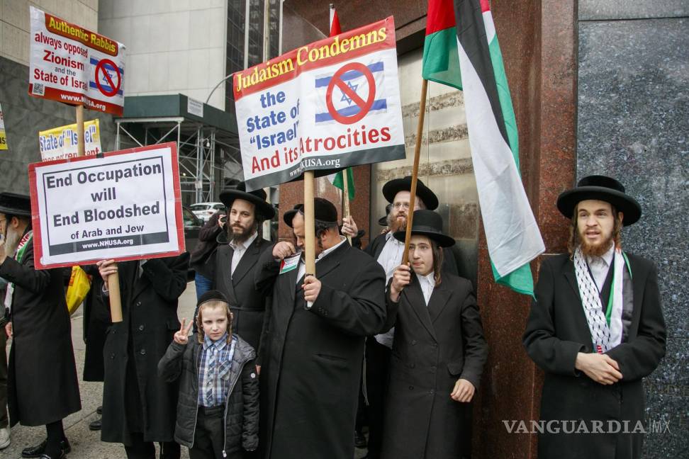 $!Los judíos jasídicos se unen a una manifestación en apoyo de Palestina durante una protesta en respuesta al conflicto entre Hamás e Israel en Nueva York.