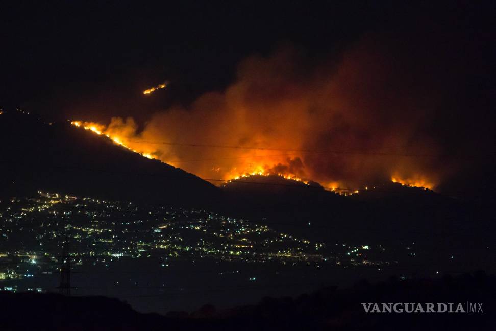 $!Vista nocturna del incendio en el paraje El Higuerón de Mijas (Málaga) en España.