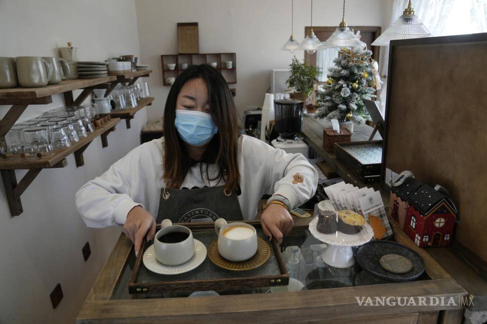 $!Un barista prepara café en un café llamado “Hogar de los Juegos Olímpicos de Invierno” en Houheilong Miao, China. AP/Ng Han Guan
