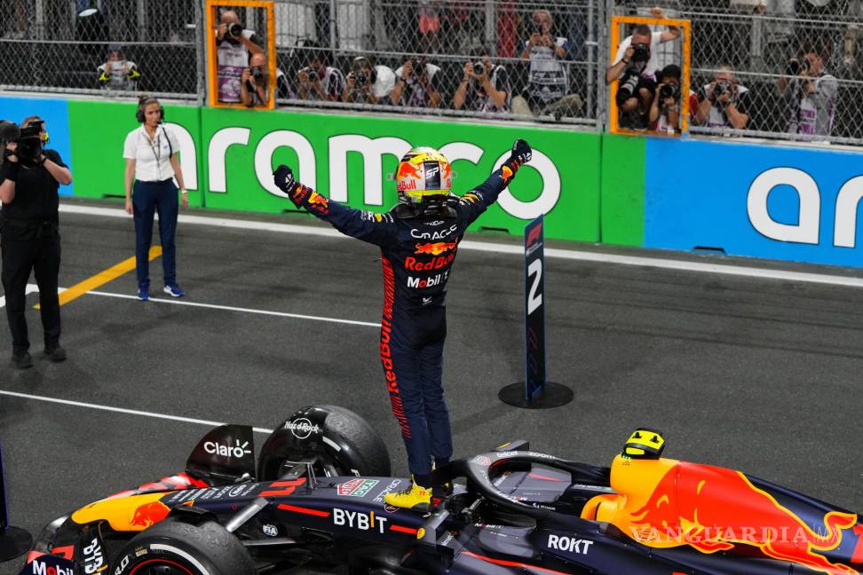$!El tapatío representante de Red Bull, mantuvo a raya a su compañero Max Verstappen.