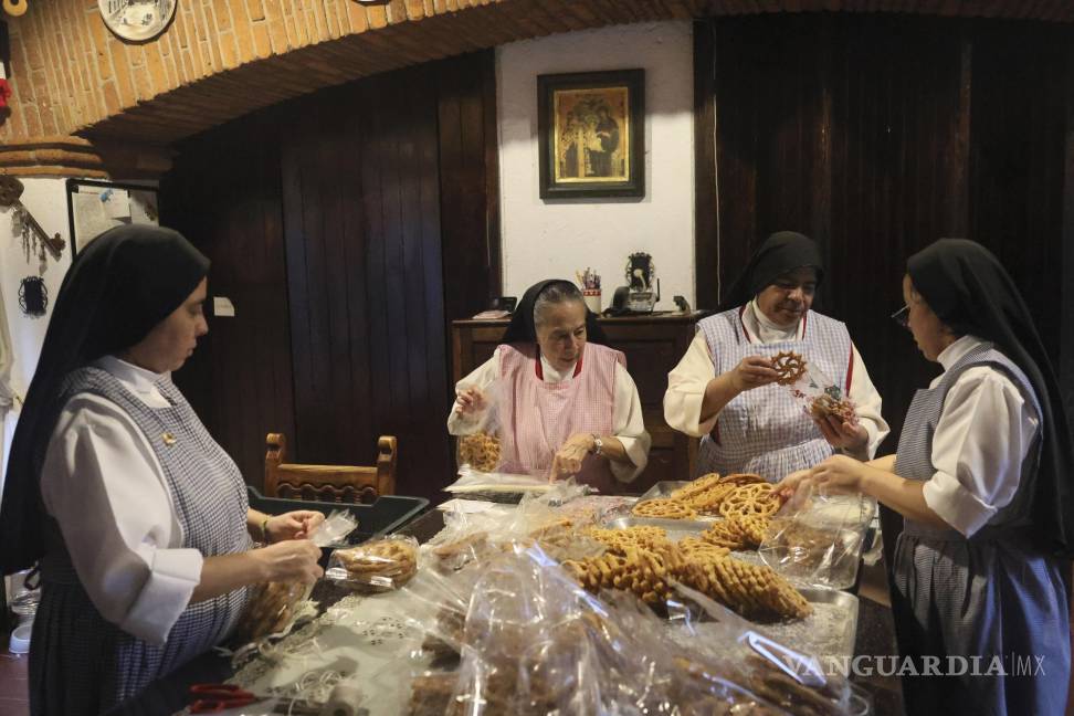 $!Desde la izquierda, las monjas Alejandra Jaime, María Inés Maldonado, María Auxiliadora Estrada y Patricia Marín, de 28, empaquetan los dulces navideños.