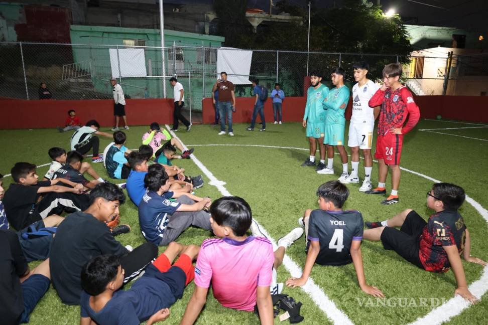$!Niñas y niños de la colonia Benito Juárez convivieron con jugadores del Club Saltillo Soccer en la cancha de fútbol siete rehabilitada.