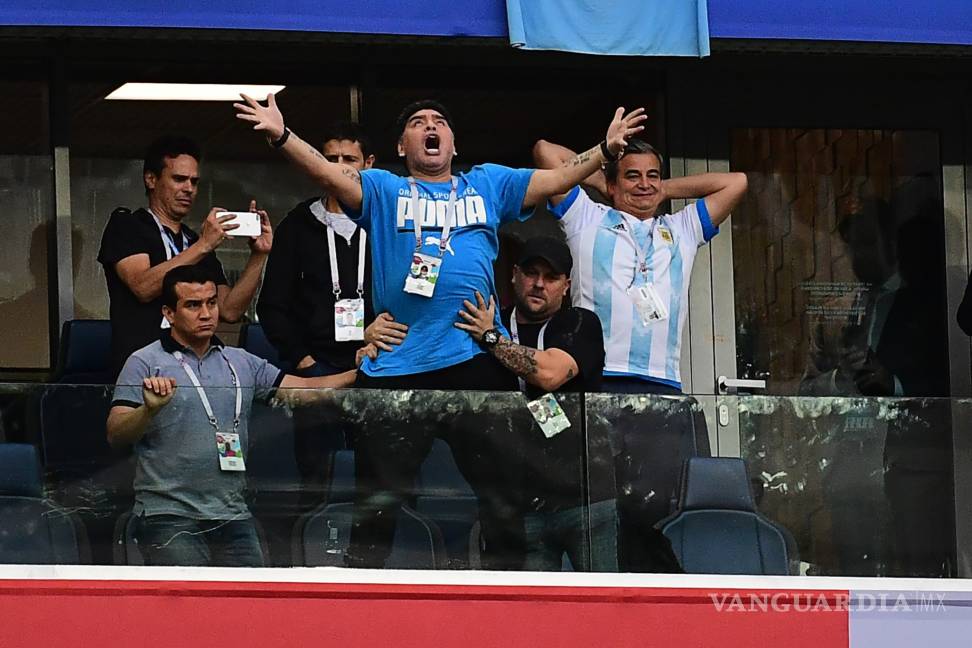 $!Maradona no quiere ver ni en pintura al presidente de la FIFA