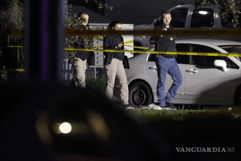 $!Los investigadores del Sheriff del Condado de San Joaquín inspeccionan la escena de un tiroteo masivo en una fiesta de cumpleaños infantil en Stockton, California.