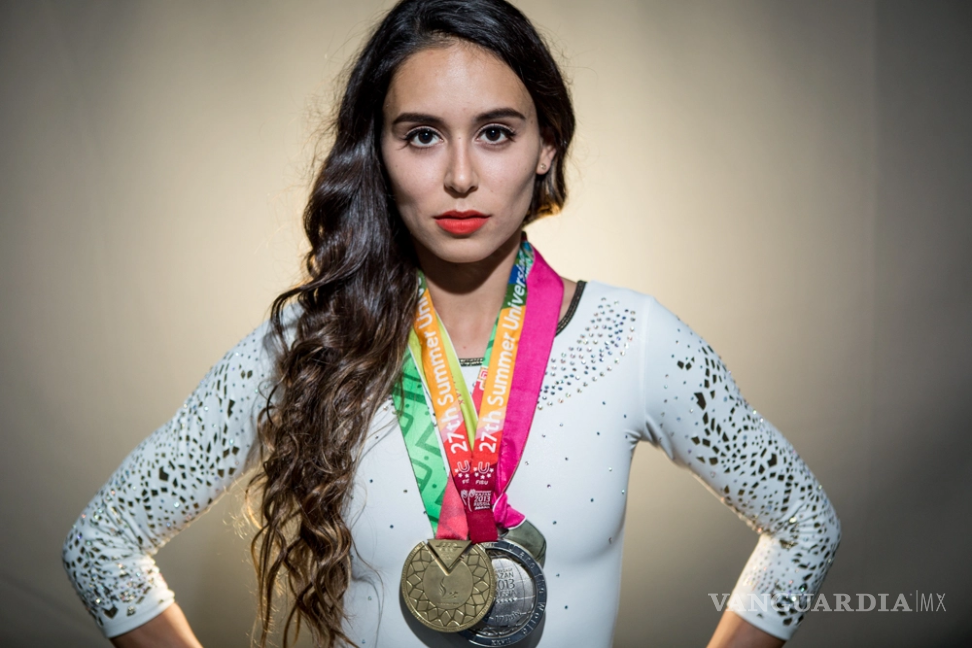 $!Tunden en redes a Elsa García, gimnasta de Nuevo León que tiró bandera mexicana al suelo en ceremonia de naturalización