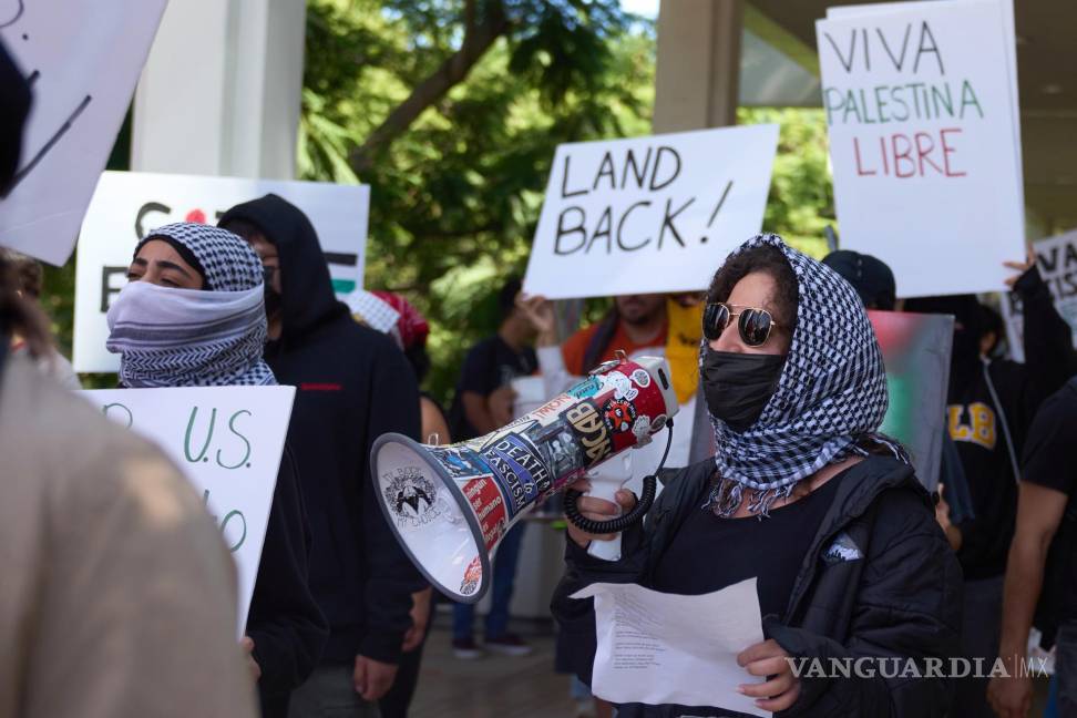 $!La gente se manifiesta en apoyo de los palestinos en Cal State Long Beach en Long Beach, California.