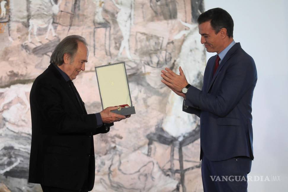 $!El presidente del Gobierno, Pedro Sánchez condecora con la Gran Cruz de la Orden Civil de Alfonso X el Sabio a Joan Manuel Serrat. EFE/Fernando Alvarado