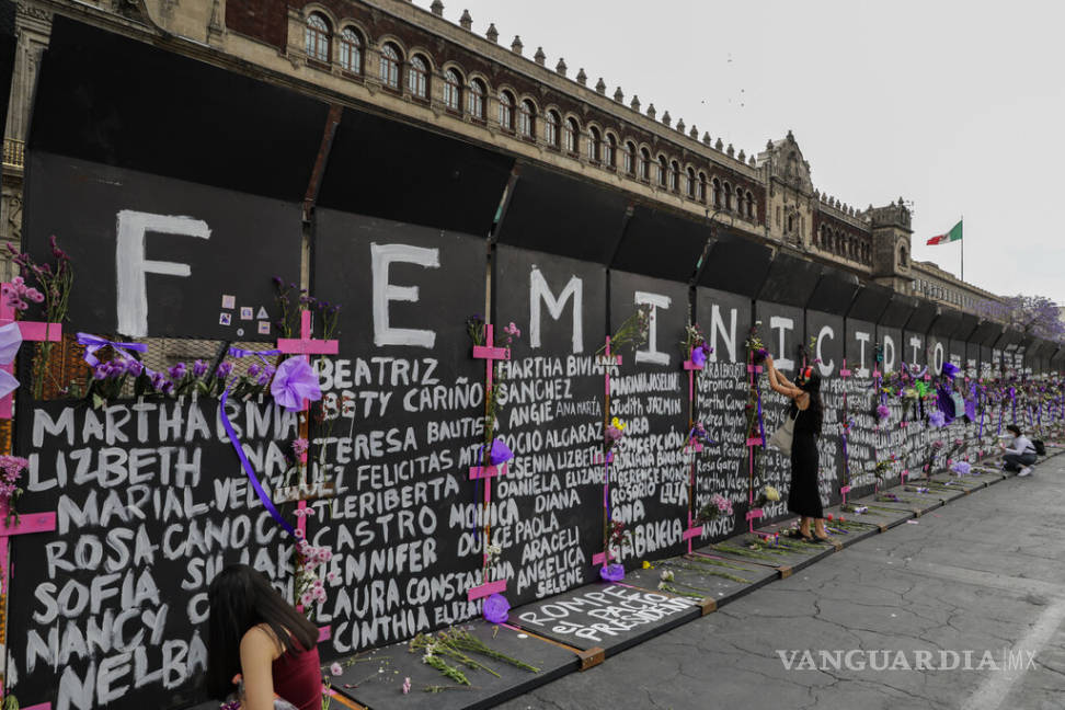 $!Palacio Nacional se convirtió en el 'muro de la memoria' (fotogalería)