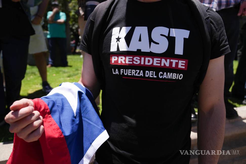 $!Fotografía que muestra una camisa alusiva al presidente electo de Chile, José Antonio Kast, en el Palacio de la Moneda este lunes, en Santiago, Chile.
