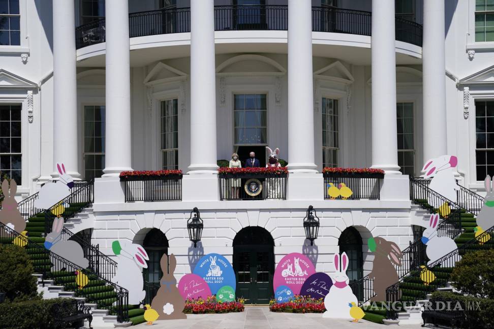 $!Joe Biden aparece con la primera dama Jill Biden y el Conejo de Pascua en el balcón del Salón Azul de la Casa Blanca el 5 de abril de 2021 en Washington.