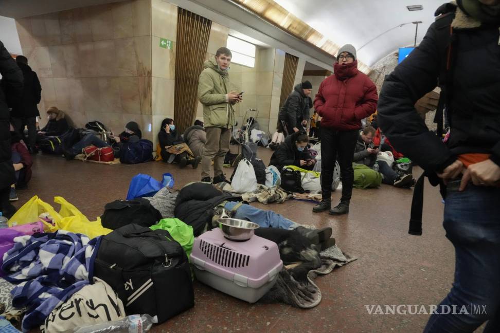 $!La gente se reúne en las estaciones del metro para usarlas como refugio.