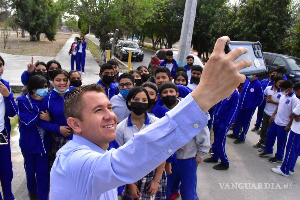 Estudiantes del Ejido La Cascada, en San Buenaventura, tienen internet gratis
