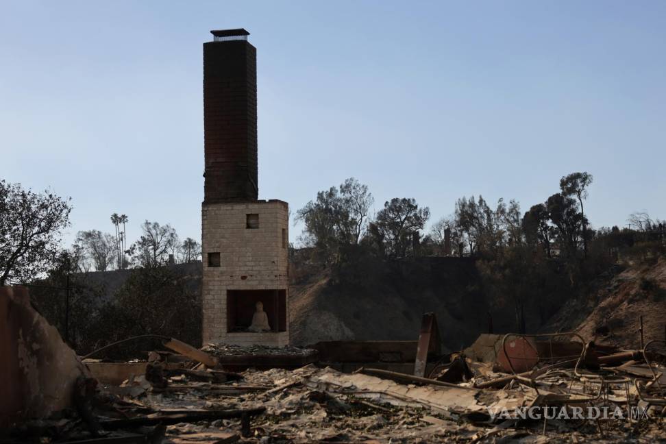 $!Restos de una casa destruida por el incendio forestal de Palisades permanecen en el vecindario Pacific Palisades de Los Ángeles, California.