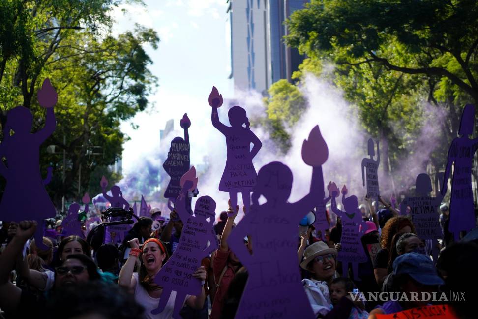 $!Mujeres con siluetas recortadas marchan hacia el Zócalo para conmemorar el Día Internacional para la Eliminación de la Violencia contra la Mujer. en CDMX.