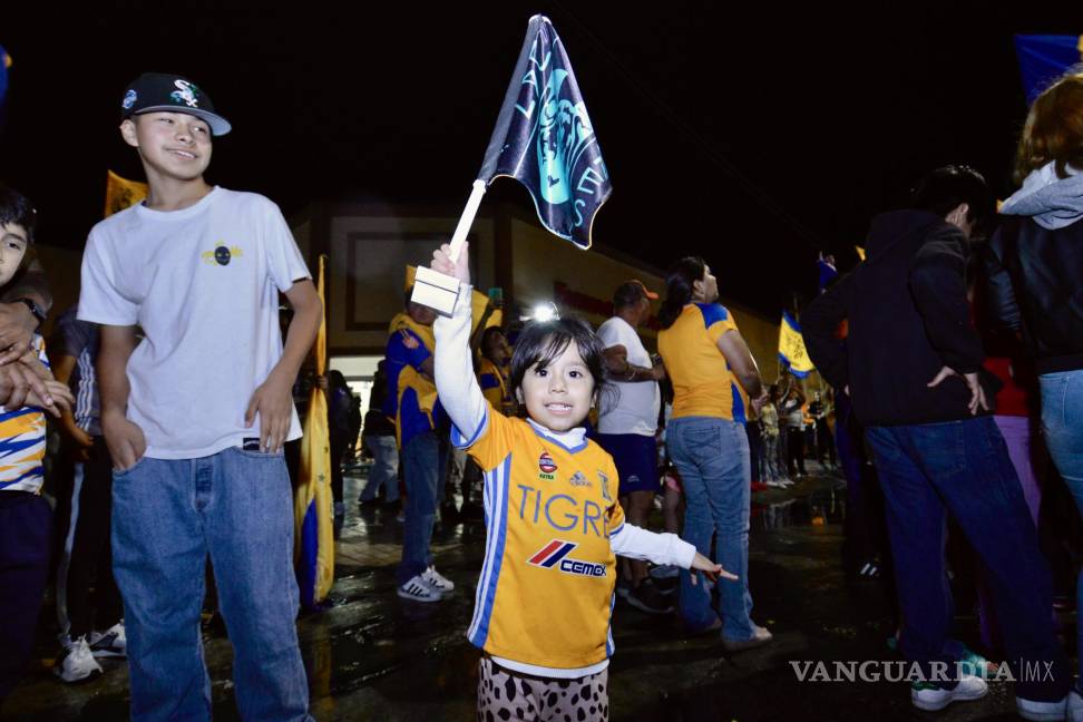 Saltillo saca las garras: aficionados de Tigres celebran en la Alameda