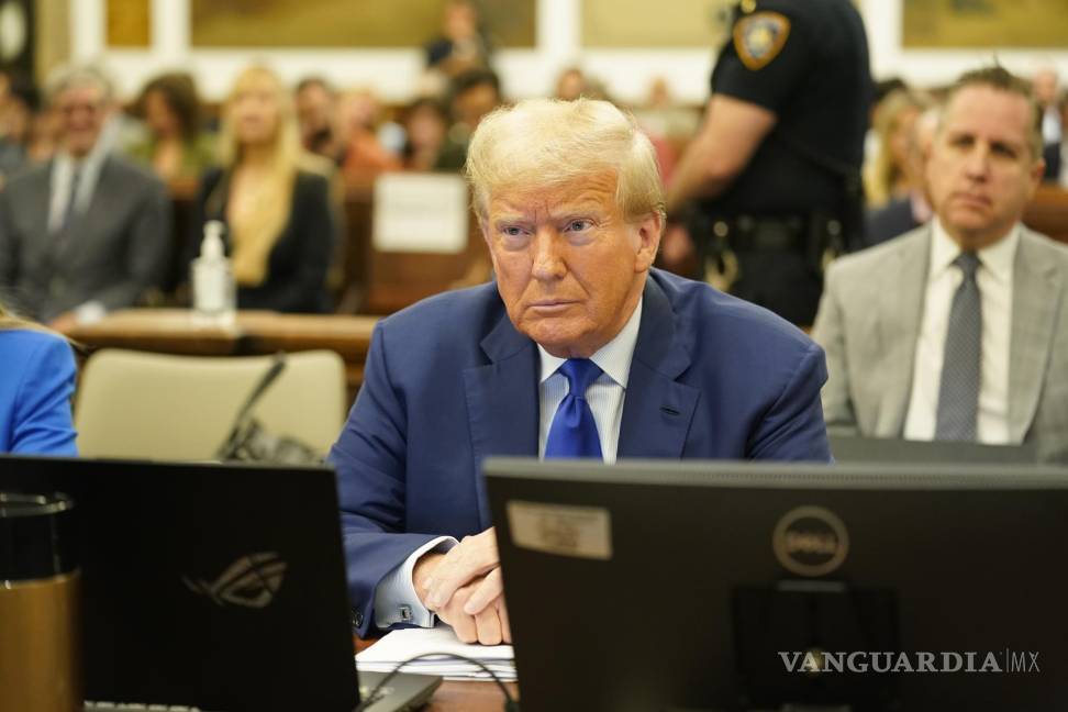 $!El expresidente estadounidense Donald Trump comparece ante el tribunal durante su juicio por fraude civil en la Corte Suprema del Estado de Nueva York.