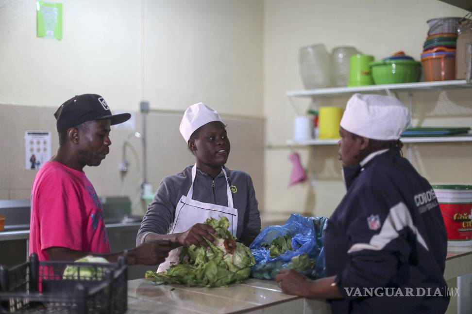 $!Migrantes de origen haitiano preparan alimentos en las instalaciones de la organización Cafemin en la Ciudad de México (México).