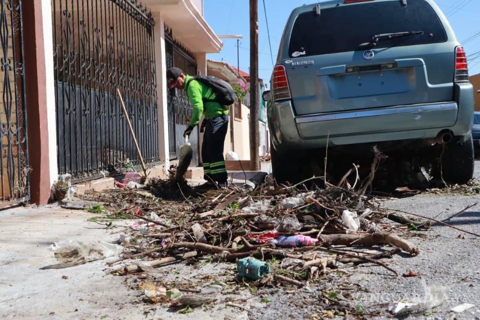 $!La lluvia del jueves dejó convertida a la ciudad en un enorme basurero.