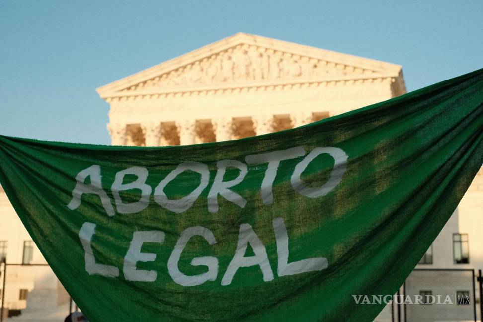 $!Fotografía del 24 de junio de 2022 donde se muestra una tela en la que se lee 'Aborto legal' frente del Tribunal Supremo, en Washington.
