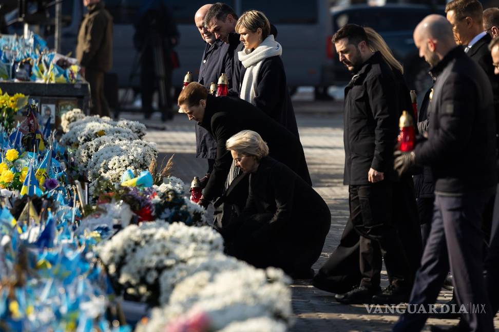 $!El presidente de Ucrania, Volodymyr Zelensky y a la presidenta de la Comisión Europea, Ursula von der Leyen durante una ceremonia en Kiev, Ucrania.