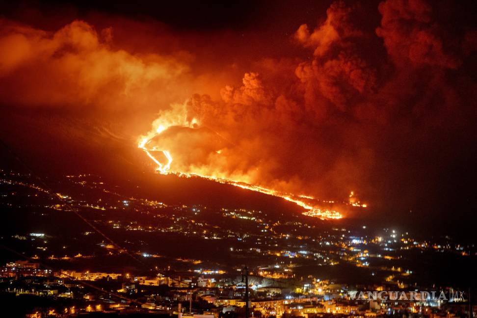 $!La lava fluye mientras el volcán continúa en erupción en la isla canaria de La Palma, España el 30 de noviembre de 2021. AP/Emilio Morenatti