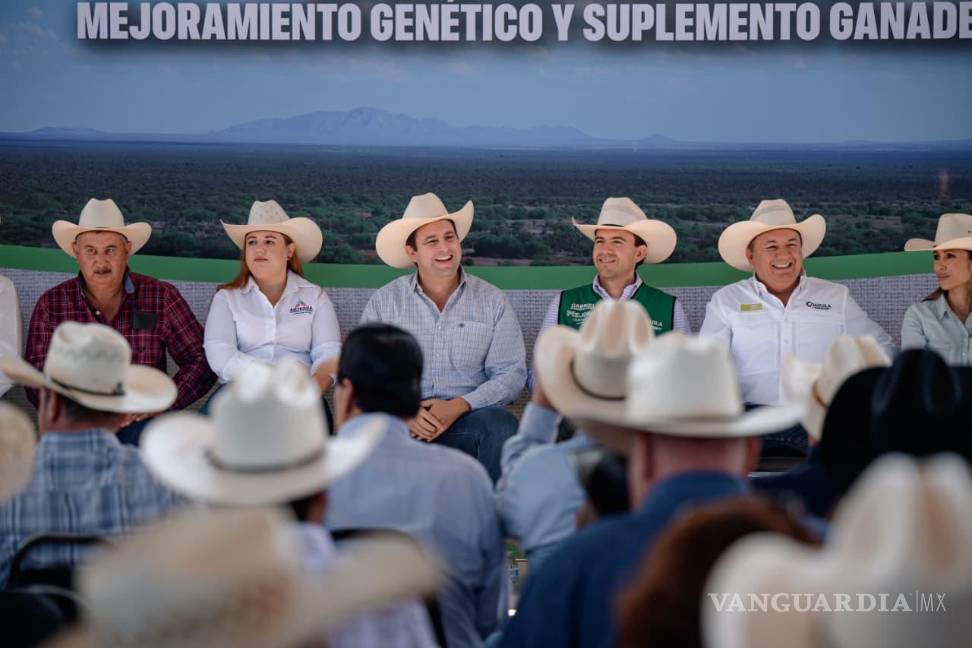 $!Autoridades municipales y líderes locales acompañaron al Edil en el evento, reafirmando su compromiso con el campo.