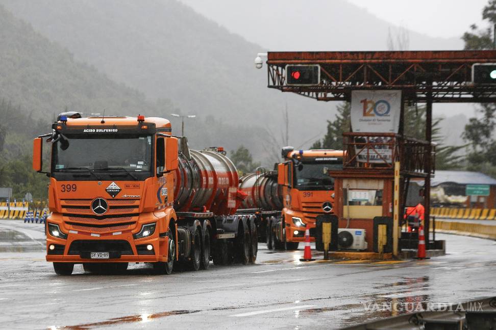 $!Acceso a la mina El Teniente este viernes, en Rancagua (Chile). Al menos un minero murió y otros cinco permanecen desaparecidos.
