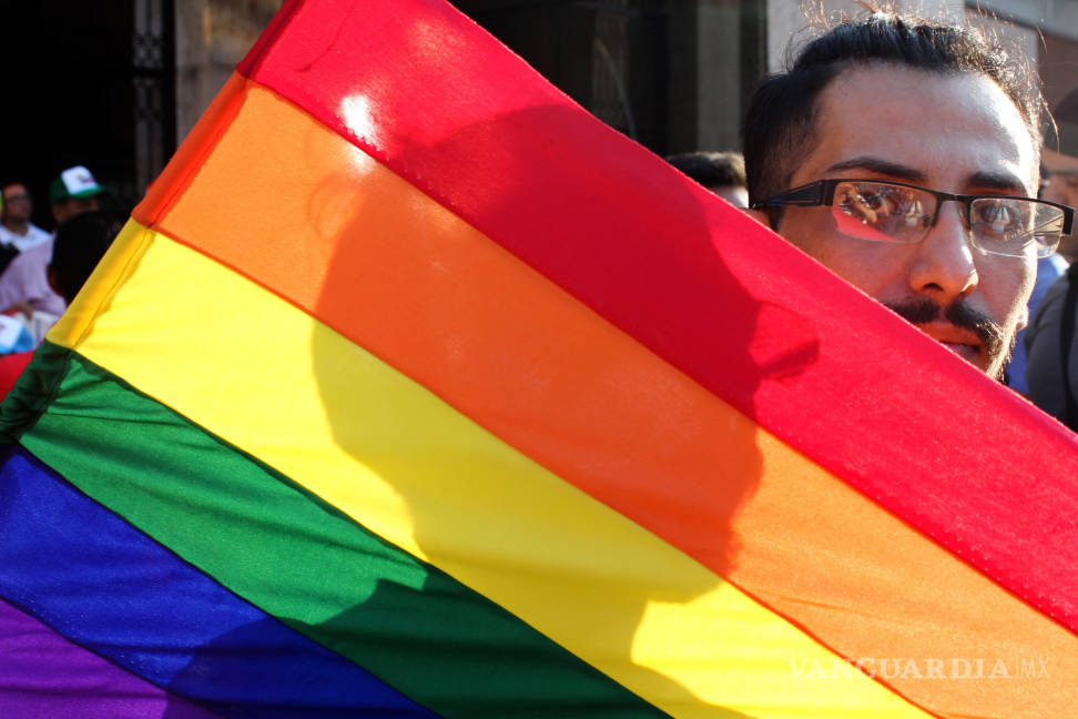 $!El 58 % de personas LGBT considera que derechos no son respetados en México