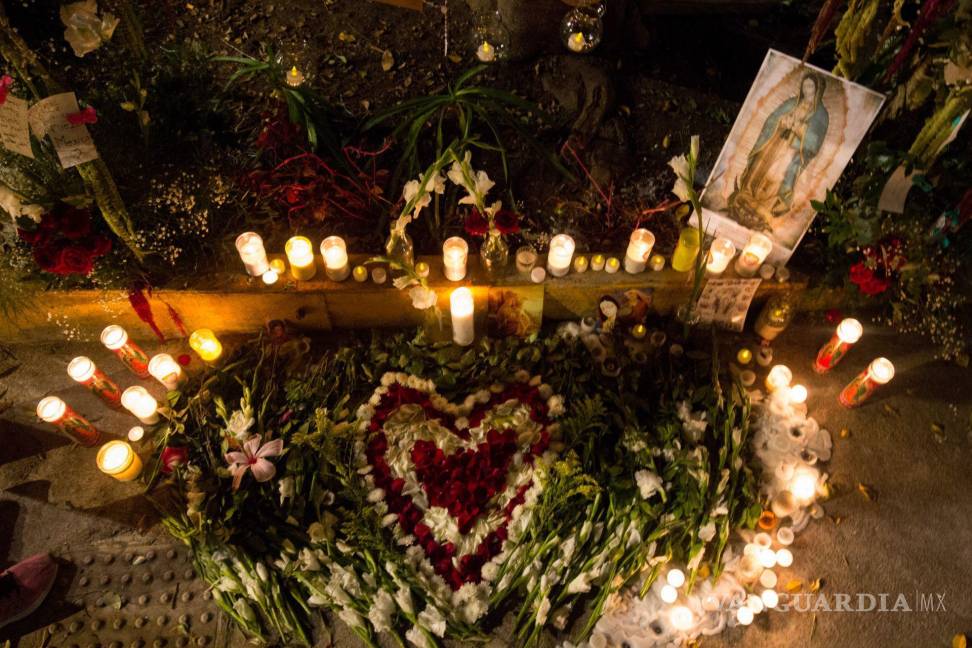 $!Vecinos de la colonia Condesa colocaron un altar para los fallecidos durante el derrumbe del edificio de Laredo y Ámsterdam durante el terremoto de 7.1 grados.