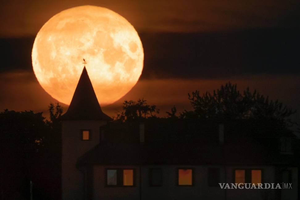 $!La luna lleva se eleva sobre una vivienda en la localidad de Putilovo, a 70 kilómetros (43 millas) al este de San Petersburgo, Rusia, el 13 de julio de 2022.