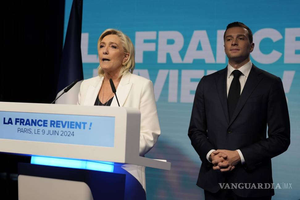 $!La dirigente ultraderechista francesa Marine Le Pen da un discurso acompañada del líder del partido ultraderechista Agrupación Nacional, Jordan Bardella.