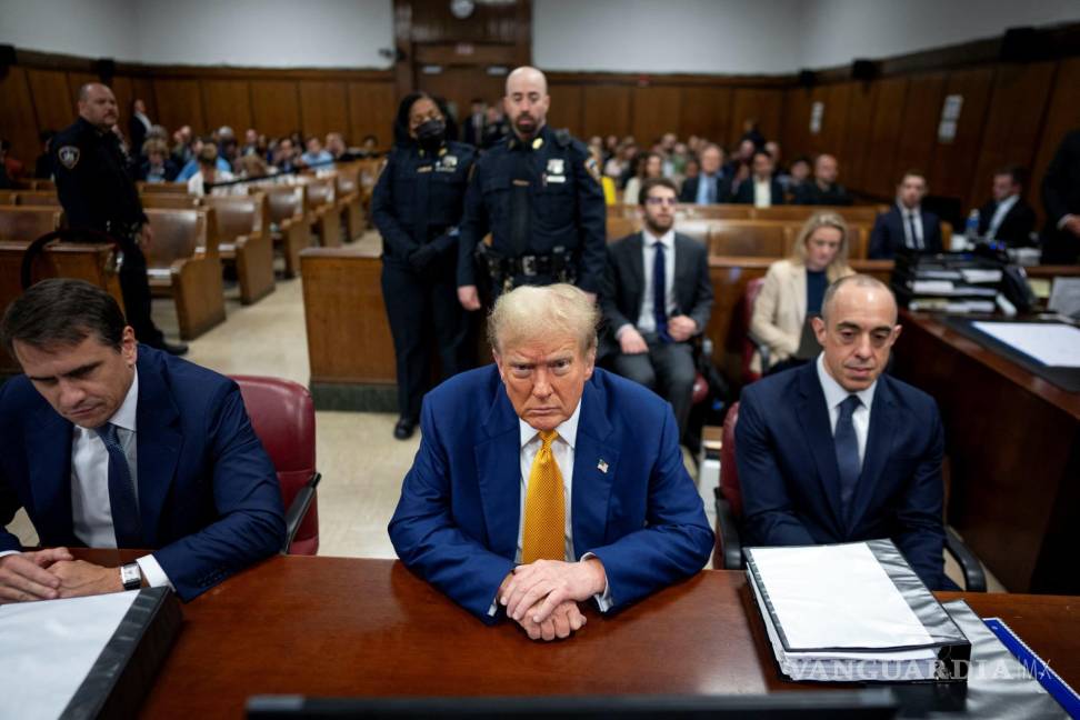 $!El expresidente Donald Trump, centro, en su juicio penal en Manhattan.