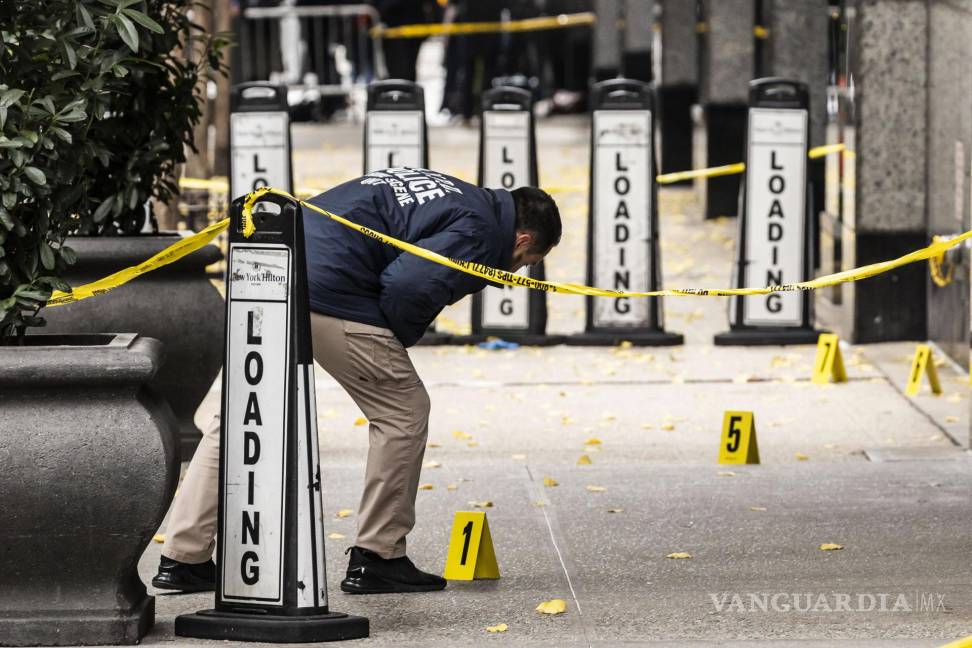 $!Un miembro de la Unidad de la Escena del Crimen del Departamento de Policía en la escena donde Brian Thompson fue asesinado a tiros.