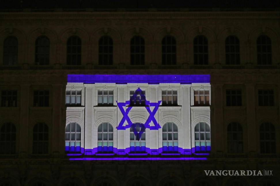 $!Detalle de la bandera del Estado de Israel que se proyecta en la fachada del Palacio del Parlamento rumano, en señal de solidaridad, en Bucarest, Romania.